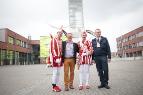 FW Ratingen: Prinz zurück an alter Wirkungsstätte - Ein fröhlicher Karnevalstag bei der Feuerwehr in Ratingen