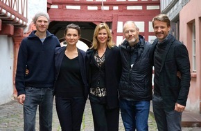 ARD Das Erste: "Endlich Freitag im Ersten": Drehstart für "Weingut Wader" (AT) mit Henriette Richter-Röhl, Leslie Malton, Max von Pufendorf, Caroline Hartig und Jürgen Heinrich an der Deutschen Weinstraße