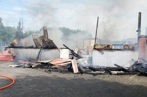 FW-RD: Feuer zerstört Scheune auf ehemaligem landwirtschaftlichen Hof