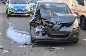 Polizei Hagen: POL-HA: 43-j&auml;hrige Fahrerin verursacht Auffahrunfall mit zwei leichtverletzten Personen