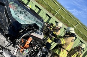 Feuerwehr Bremerhaven: FW Bremerhaven: Schwerer Verkehrsunfall im Fischereihafen - Feuerwehr befreit eingeklemmten Fahrer aus Elektrofahrzeug