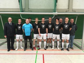 FW-D: 13. Hallenfußballmeisterschaft der Berufsfeuerwehr Düsseldorf - Rund 150 Teilnehmer kämpften um den begehrten Pokal