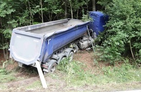 Kreispolizeibehörde Höxter: POL-HX: LKW fährt in Straßengraben - Verdacht von Alkoholeinfluss