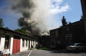 Feuerwehr Essen: FW-E: Feuer in Werkstatt, starke Rauchentwicklung im Essener Südostviertel, eine Person verletzt