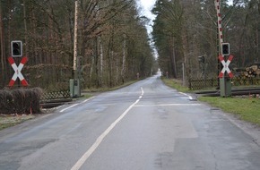 Polizeiinspektion Nienburg / Schaumburg: POL-NI: Nienburg-Pferd und Reiterin bei Verkehrsunfall verletzt - Verursacher überholte zu dicht