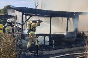 Freiwillige Feuerwehr Menden: FW Menden: Gartenhütte brennt an Wohnhaus