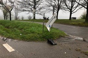 Polizeidirektion Landau: POL-PDLD: Hinweisschild zum Parkplatz der Gedenkstätte gestreift und geflüchtet