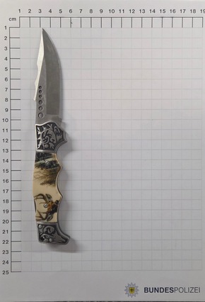 BPOL NRW: Bei Kontrollen an den Bahnhöfen beschlagnahmte die Bundespolizei mehrere Messer und einen Schlagstock.