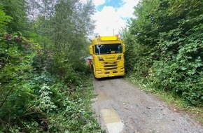 Feuerwehr Ratingen: FW Ratingen: Folgemeldung zum Einsatz vom 01.09.21 - Aufwändiger Einsatz nach LKW-Unfall im Wald