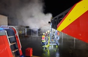 Freiwillige Feuerwehr Werne: FW-WRN: FEUER_3 - DLK - gegenüber Poco, unklare Feuermeldung, Sollen Flammen aus Gebäude schlagen