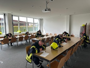 FW Flotwedel: 26 angehende Feuerwehrleute bestehen Truppmannprüfung
