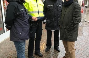 Polizeiinspektion Wilhelmshaven/Friesland: POL-WHV: Gemeinsam auf Streife in Varel - Präsenzstreifen in der Innenstadt (FOTO)- Sicherheitspartnerschaft mit der Stadt Varel fortgesetzt