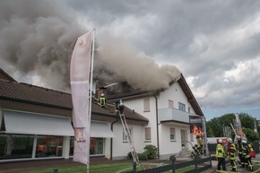 FW Menden: Dachstuhlbrand: 60 Einsatzkräfte können Ausbreitung auf Wohnung verhindern.