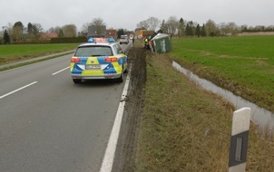 Polizeiinspektion Delmenhorst / Oldenburg - Land / Wesermarsch: POL-DEL: LK Wesermarsch: Sattelzug kommt in Ovelgönne-Popkenhöge von der B211 ab +++ Bergung sorgt für leichte Behinderungen