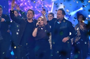 The Voice of Germany: Strahlende Siegerin! Charley Ann Schmutzler ist "The Voice of Germany" 2014 / Tagessieg für das Finale der Musikshow in SAT.1 / Single "Blue Heart" auf Platz 1