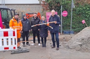 Deutsche Telekom AG: Bürgermeister Dr. Ralf Göck besucht Glasfaser-Baustelle der Telekom