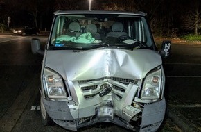 Polizei Bielefeld: POL-BI: Transporter rutscht gegen Ampelmast