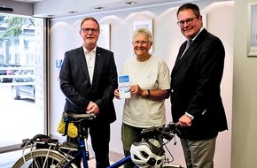Wertgarantie: 73-j&auml;hrige Rekordradlerin wieder auf Spendensammeltour / Projekt "Radeln f&uuml;r Sch&uuml;ler in Afrika" f&uuml;hrt in die nieders&auml;chsische Landeshauptstadt (FOTO)