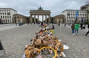 bmt bund gegen missbrauch der tiere e.v.: Ankündigung: Die Demo der Tiere – 1.000 Stofftiere auf dem Hamburger Rathausmarkt