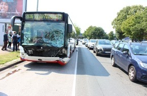 Polizei Gelsenkirchen: POL-GE: Kollision mit Bus - Fußgänger schwer verletzt