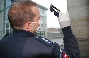 Polizeidirektion Hannover: POL-H: Nachtragsmeldung zu unserer Presseinformation Nr. 6 vom 07.11.2010
Unbekannte Räuber zwingen Opfer zu Geldabhebungen

Zeugenaufruf!
Polizei veröffentlicht Fotos einer sichergestellten Brille