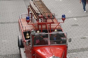 Deutscher Feuerwehrverband e. V. (DFV): 'Steig Auf' - Die Geschichte der Feuerwehrleiter Historischer Corso durch die Ulmer Innenstadt - 06.07.2003 ---Sperrfrist 15 Uhr---