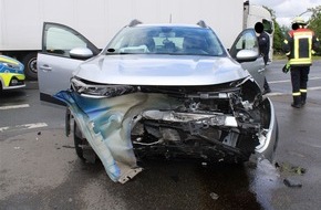 Polizei Minden-Lübbecke: POL-MI: Verkehrsunfall im Kreuzungsbereich - Zwei Leichtverletzte