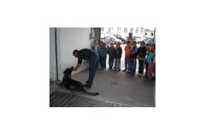 Polizeiinspektion Hameln-Pyrmont/Holzminden: POL-HM: Ferienkinder bei der Polizei Hameln - Führung durch die Polizeidienststelle im Rahmen der Aktion "Feriencard 2005"
