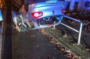 Polizei Bochum: POL-BO: Unfall in Bochum: Auto kippt aufs Dach