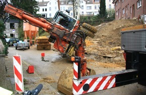 Feuerwehr Essen: FW-E: Arbeitsunfall, Bagger umgestürzt, Baggerfahrer verletzt