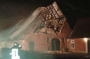 Polizeiinspektion Cuxhaven: POL-CUX: Giebelwand einer Scheune eingestürzt + Dach von Hochhaus herabgefallen - parkende Pkw beschädigt + Bäume auf Fahrbahn