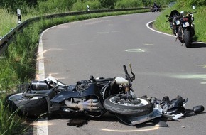 Polizei Rheinisch-Bergischer Kreis: POL-RBK: Kürten - Motorradfahrer schwer verletzt - BMW flüchtig