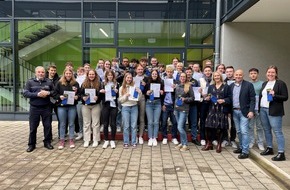Polizei Bochum: POL-BO: Erstes Zeugnis für Polizeischüler am Klaus-Steilmann-Berufskolleg - Socken an, weiter machen!