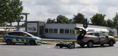 Kreispolizeibehörde Herford: POL-HF: Verkehrsunfall im Kreuzungsbereich - Motorrad und Auto prallen zusammen