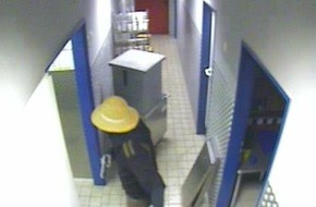Polizeidirektion Bad Segeberg: POL-SE: Tornesch - Überfall auf Schnellrestaurant - Bilder
