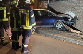 Freiwillige Feuerwehr Celle: FW Celle: PKW fährt gegen Wand!