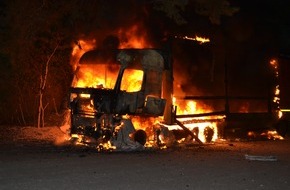 Polizeiinspektion Gifhorn: POL-GF: Sattelzugmaschine brennt samt Auflieger komplett ab