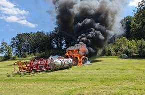 Freiwillige Feuerwehr Hansestadt Wipperfürth: FW Wipperfürth: B2 | LKW-Brand, brennt Traktor