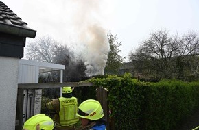 Feuerwehr Pulheim: FW Pulheim: Brennende Thuja-Hecke bedroht Wohngeb&auml;ude