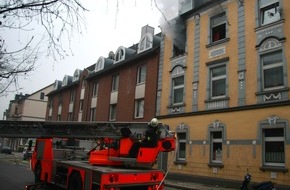 Feuerwehr Essen: FW-E: Wohnungsbrand in Essen Kupferdreh, drei Personen mit Verdacht auf Rauchvergiftung ins Krankenhaus, eine Katze mit Brandverletzungen zum Tierarzt