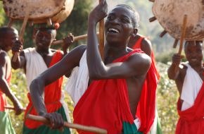 COMPASS East Africa: Die Heiligen Trommler von Burundi zu Gast in Berlin mit kostenlosen Straßen Konzerten! /Das kleine ostafrikanische Nachbarland Tansanias präsentiert sich zur ITB mit einem kulturellen Rahmenprogramm. (BILD)