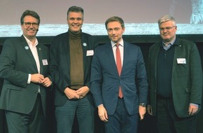 die Bayerische: FDP-Chef Christian Lindner: "Die Bayerische ist die FDP unter den Versicherungen"