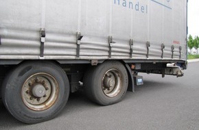 Polizeipräsidium Frankfurt am Main: POL-F: 100507 - 539 BAB 5: Autobahnpolizei zieht Sattelzug mit erheblichen Mängeln aus dem Verkehr (siehe Lichtbilder)