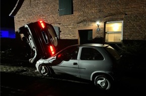 Polizeiinspektion Nienburg / Schaumburg: POL-NI: Pkw durchbricht Zaun und kommt an Hauswand zum Stehen