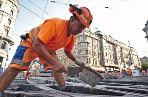 SBV Schweiz. Baumeisterverband: Schweizerischer Baumeisterverband: Warnkleider-Norm 640 710 wurde zurückgezogen - Kurze Hosen sind ab sofort im Strassenbau wieder erlaubt