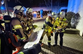 Feuerwehr Neuss: FW-NE: Kellerbrand in Mehrfamilienhaus | Starke Rauchentwicklung im Treppenhaus