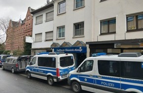 Bundespolizeidirektion Sankt Augustin: BPOL NRW: Einsatz gegen Menschenhandel und gewerbsm&auml;&szlig;iges Einschleusen von Ausl&auml;ndern- Durchsuchungen in zwei Bundesl&auml;ndern - drei Haftbefehle vollstreckt - Ma&szlig;nahmen und Ermittlungen dauern an