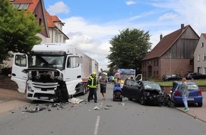 Kreispolizeibehörde Höxter: POL-HX: Frontalzusammenstoß zwischen Pkw und Lkw - Zwei Personen verletzt