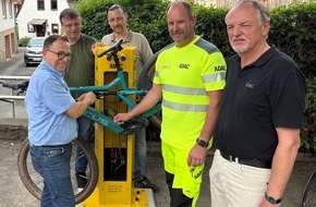 ADAC Hessen-Th&uuml;ringen e.V.: Erste Hilfe f&uuml;r Zweir&auml;der: ADAC installiert Radservice-Station in Immenhausen