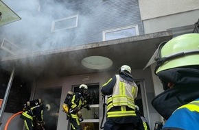Feuerwehr Bochum: FW-BO: 8 Verletzte bei Brand in einem Mehrfamilienhaus in Querenburg